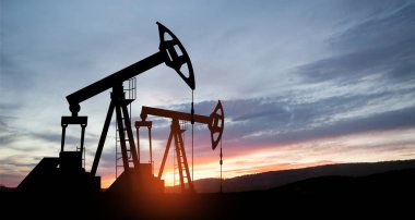 Savaşın yol açtığı petrol fiyatlarındaki değişim. Petrol fiyatları konsepti. Çöl petrol sahasında petrol sondaj rayları. Yerden ham petrol üretimi. Petrol üretimi.