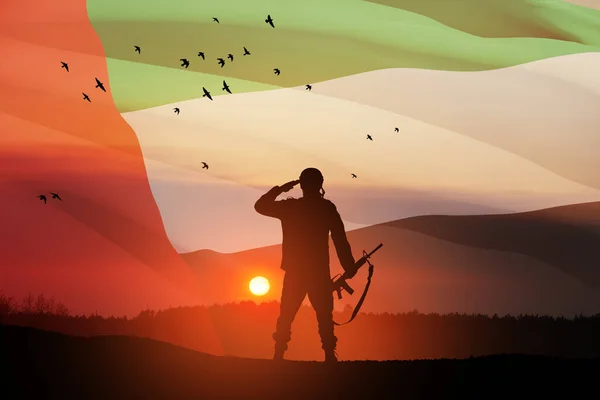 Uaeの国旗と日の出や日の出を背景に兵士が敬礼のシルエット 国民の祝日の概念 記念日 — ストック写真