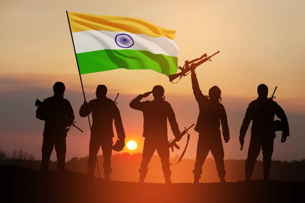 Силуети Солдатів Індійським Прапором Тлі Заходу Сонця Або Сходу Сонця — стокове фото