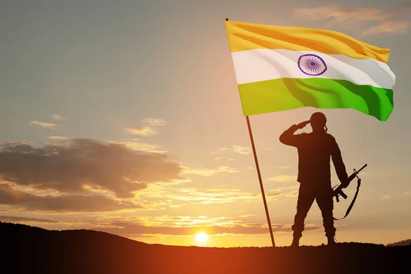 Силует Солдата Індійським Прапором Тлі Заходу Сонця Або Сходу Сонця — стокове фото