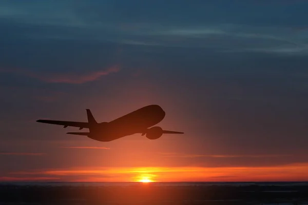 飞机在日落的天空中起飞 飞机在天空中的轮廓 — 图库照片