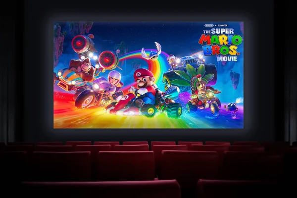 映画館でのスーパーマリオブラザース映画 映画館で映画を見ている カザフスタンのアスタナ 2023年3月23日 — ストック写真