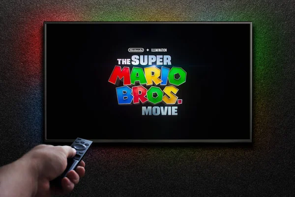 Οθόνη Τηλεόρασης Που Παίζει Τρέιλερ Ταινία Super Mario Bros Άνθρωπος — Φωτογραφία Αρχείου