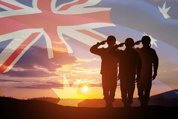 Silhouettes Katonák Tisztelegnek Háttérben Ausztrália Zászló Naplemente Vagy Napfelkelte Háttér — Stock Fotó