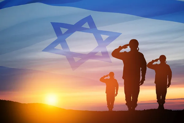Силуэт Солдат Приветствующих Восход Солнца Пустыне Флаг Израиля Концепция Вооруженные — стоковое фото