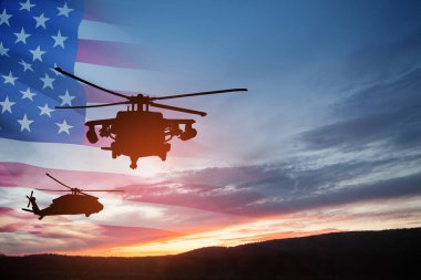 Gün batımının arka planında, şeffaf bir Amerikan bayrağı taşıyan helikopter siluetleri. Gaziler Günü için tebrik kartı, Anma Günü, Hava Kuvvetleri Günü. ABD kutlaması.
