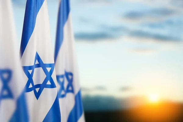 イスラエルは日没にダビデの星を背景に曇った空にフラグを立てます 国家のシンボルを持つイスラエルについての愛国的な概念 テキストのための場所とバナー — ストック写真