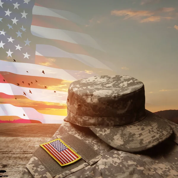 Amerikan Askeri Üniforması Günbatımı Arka Planında Eski Ahşap Masada Amerikan — Stok fotoğraf