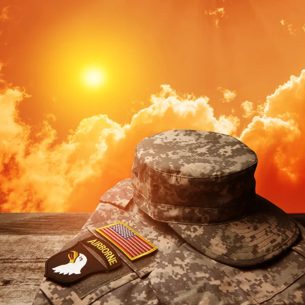 Amerikai Katonai Egyenruha Jelvényekkel Régi Asztalon Naplemente Égbolt Háttér Emléknap — Stock Fotó