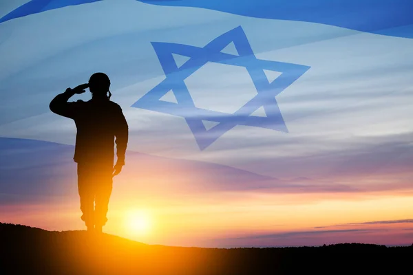 Silueta Soldado Saludando Contra Amanecer Desierto Bandera Israel Concepto Fuerzas — Foto de Stock