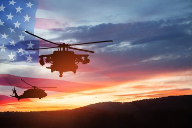 Gün batımının arka planında, şeffaf bir Amerikan bayrağı taşıyan helikopter siluetleri. Gaziler Günü için tebrik kartı, Anma Günü, Hava Kuvvetleri Günü. ABD kutlaması.