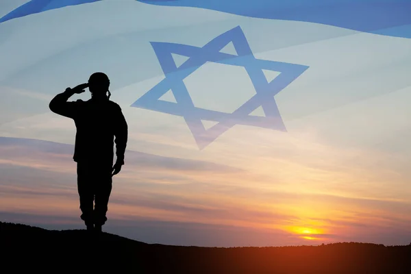 Sylwetka Żołnierza Salutującego Przed Wschodem Słońca Pustyni Flagą Izraela Koncepcja — Zdjęcie stockowe