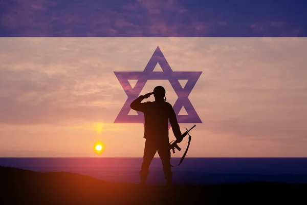Silhueta Soldado Saudando Contra Nascer Sol Deserto Bandeira Israel Conceito — Fotografia de Stock