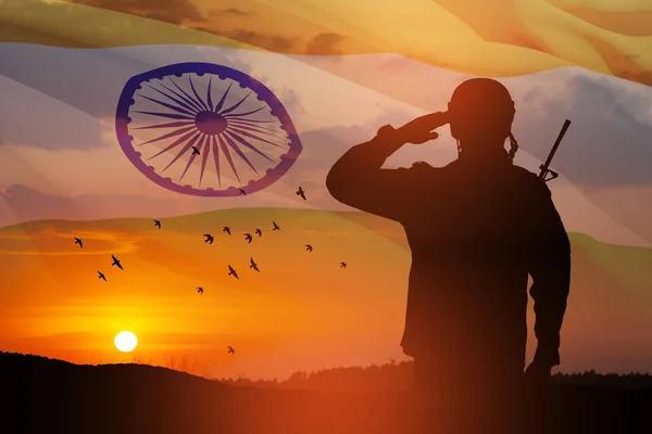 Силуэт Солдата Приветствующего Фоне Индийского Флага Заката Восхода Солнца Открытки — стоковое фото