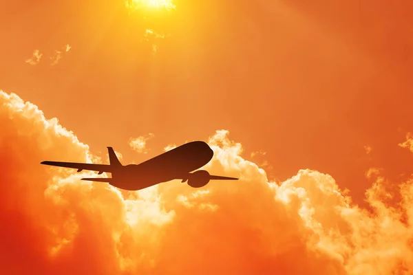 Uçak Gün Batımında Havalanıyor Gökyüzündeki Uçağın Silueti — Stok fotoğraf