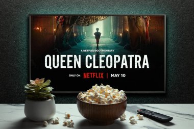 Televizyon ekranı Queen Cleopatra Film fragmanı ya da film oynuyor. Uzaktan kumandalı televizyon, patlamış mısır kasesi ve ev bitkisi. Astana, Kazakistan - 23 Nisan 2023.