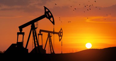 Savaşın yol açtığı petrol fiyatlarındaki değişim. Petrol fiyatları konsepti. Çöl petrol sahasında petrol sondaj rayları. Yerden ham petrol üretimi. Petrol üretimi.