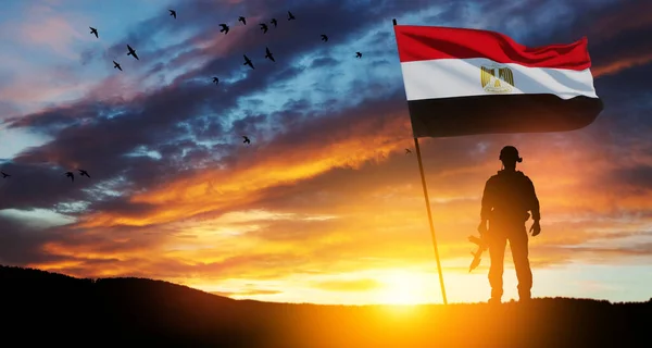 砂漠の日の出に対する兵士のシルエット エジプトの武装勢力 エジプトのお祝い 独立記念日 記念日 軍隊の日 シナイ解放の日の挨拶カード — ストック写真