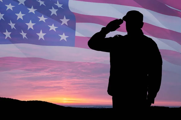 Silhouette Soldat Som Hilste Bakgrunn Solnedgang Eller Solnedgang Usas Flagg – stockfoto