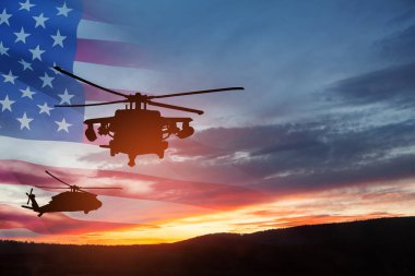 Gün batımının arka planında, şeffaf bir Amerikan bayrağı taşıyan helikopter siluetleri. Gaziler Günü için tebrik kartı, Anma Günü, Hava Kuvvetleri Günü. ABD kutlaması.