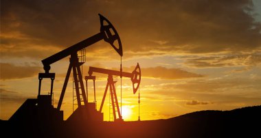 Savaşın yol açtığı petrol fiyatlarındaki değişim. Petrol fiyatları konsepti. Çöl petrol sahasında petrol sondaj rayları. Yerden ham petrol üretimi. Petrol üretimi.