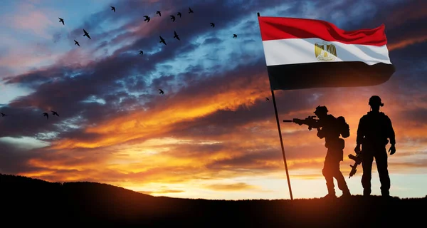 砂漠の日の出に対する兵士のシルエット エジプトの武装勢力 エジプトのお祝い 独立記念日 記念日 軍隊の日 シナイ解放の日の挨拶カード — ストック写真