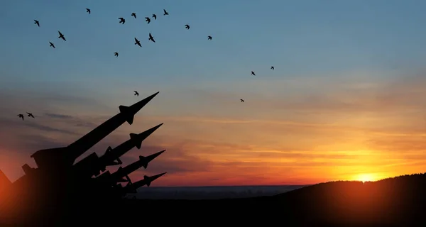 ミサイルは日没時に空を目指している 核爆弾 化学兵器 ミサイル防衛 サルボ火災のシステム — ストック写真