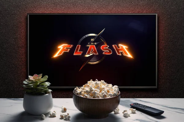 Ekran Telewizora Odtwarzający Zwiastun Flash Lub Film Pilotem Miska Popcornu — Zdjęcie stockowe