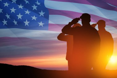 Gün batımında, gündoğumunda ve ABD bayrağında selamlayan asker siluetleri. Yakın plan. Gaziler Günü için tebrik kartı, Anma Günü, Bağımsızlık Günü. Amerika kutlaması.