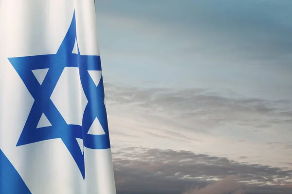Izraelská Vlajka Davidovou Hvězdou Nad Zamračeným Nebem Vlastenecký Koncept Izraeli — Stock fotografie