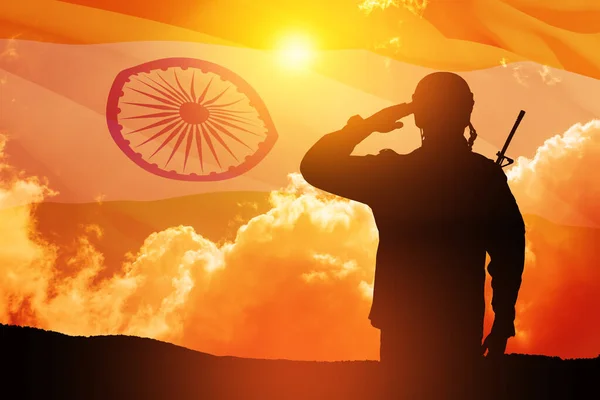 Silhouette Soldat Saluant Sur Fond Drapeau Indien Coucher Soleil Lever — Photo