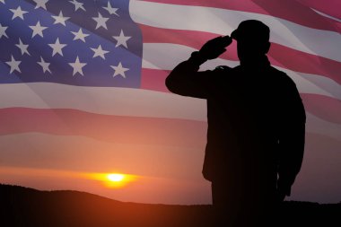 Gün batımında, gün doğumunda ve ABD bayrağında asker selamlaması silueti. Yakın plan. Gaziler Günü için tebrik kartı, Anma Günü, Bağımsızlık Günü. Amerika kutlaması.