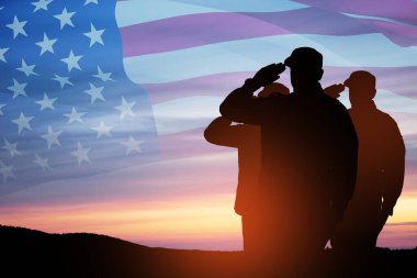 Gün batımında, gündoğumunda ve ABD bayrağında selamlayan asker siluetleri. Yakın plan. Gaziler Günü için tebrik kartı, Anma Günü, Bağımsızlık Günü. Amerika kutlaması.