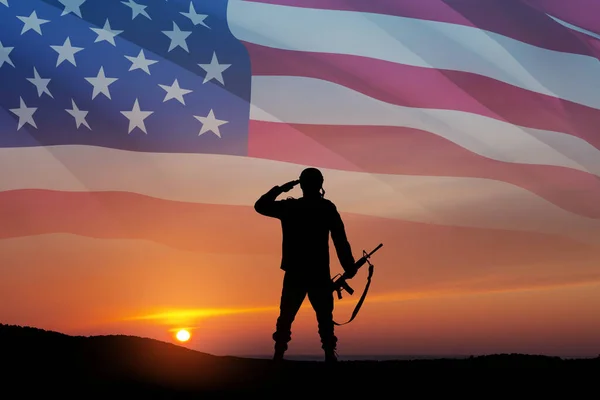 士兵们在日落或日出的背景下和美国国旗上致敬的轮廓 退伍军人日 阵亡将士纪念日 独立日的贺卡 美国庆祝活动 — 图库照片