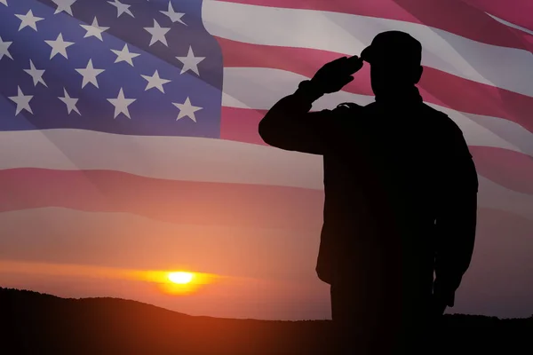 Silhouette Soldat Som Hilste Bakgrunn Solnedgang Eller Solnedgang Usas Flagg – stockfoto