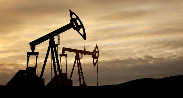 Изменение цен на нефть, вызванное войной. Концепция ограничения цен на нефть. Буровые установки на пустынном месторождении. Добыча нефти из земли. Производство нефти.