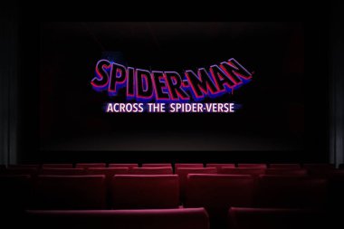 Örümcek Adam sinemada Örümcek Ayetleri filminin karşısında. Sinemada film izliyordum. Astana, Kazakistan - 15 Mayıs 2023.