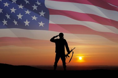 Gün batımının, güneşin doğuşunun ve ABD bayrağının arka planında asker selamlaması silueti. Gaziler Günü için tebrik kartı, Anma Günü, Bağımsızlık Günü. Amerika kutlaması.