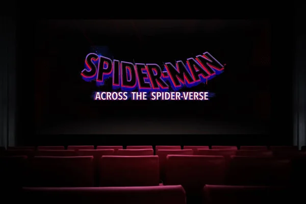 Σπάιντερμαν Απέναντι Από Την Ταινία Spider Verse Στον Κινηματογράφο Βλέποντας — Φωτογραφία Αρχείου