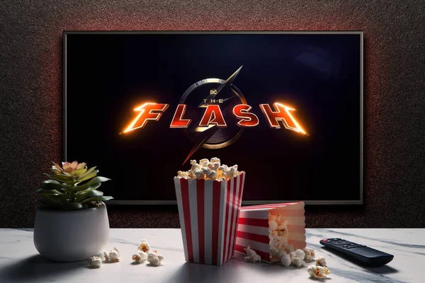 Ekran Telewizora Odtwarzający Zwiastun Flash Lub Film Pilotem Pudełkami Popcornu — Zdjęcie stockowe