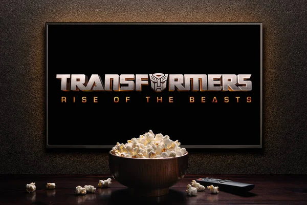 Bildschirm Der Transformers Rise Beasts Trailer Oder Film Abspielt Fernseher — Stockfoto
