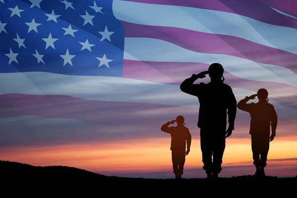 日没や日の出とアメリカの国旗を背景に兵士のシルエットが敬礼 退役軍人の日 記念の日 独立記念日の挨拶カード アメリカのお祝い — ストック写真