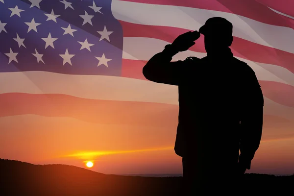 Silhouette Katona Tiszteleg Háttérben Naplemente Vagy Napkelte Usa Zászlaja Közelkép — Stock Fotó