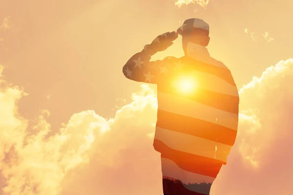 Silhueta Soldado Com Impressão Pôr Sol Bandeira Eua Que Saúda — Fotografia de Stock