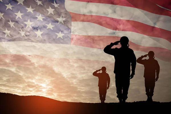 Gün Batımı Gün Doğumu Amerikan Bayrağının Arka Planında Selamlayan Asker — Stok fotoğraf