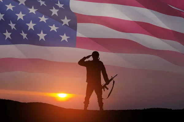 士兵们在日落或日出的背景下和美国国旗上致敬的轮廓 退伍军人日 阵亡将士纪念日 独立日的贺卡 美国庆祝活动 — 图库照片