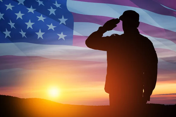 Silhouette Von Soldatengruß Auf Einem Hintergrund Von Sonnenuntergang Oder Sonnenaufgang — Stockfoto