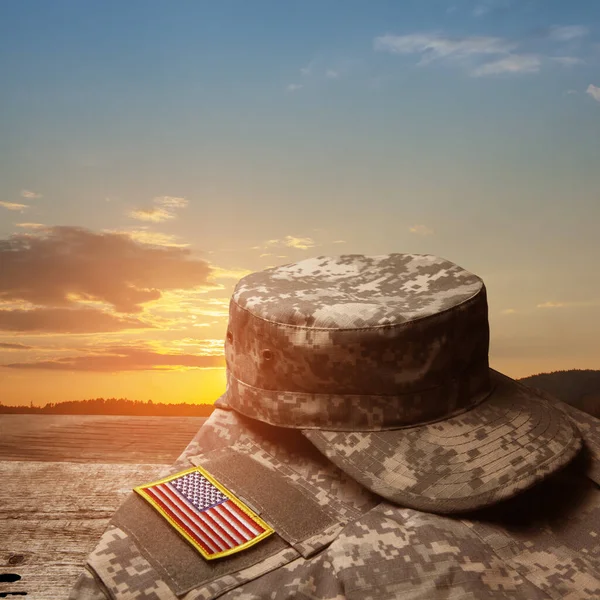 Günbatımı Arka Planında Eski Ahşap Masada Sembolleri Olan Amerikan Askeri — Stok fotoğraf
