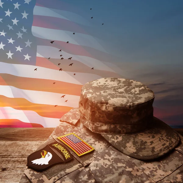 美国军服 印有徽章的老式木制桌子 夕阳西下的天空背景 挂满美国国旗和飞鸟 阵亡将士纪念日的概念 — 图库照片