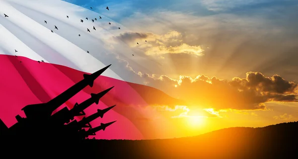 Rakéták Naplementekor Lengyel Zászlóval Irányulnak Égre Atombomba Vegyi Fegyverek Rakétavédelem — Stock Fotó